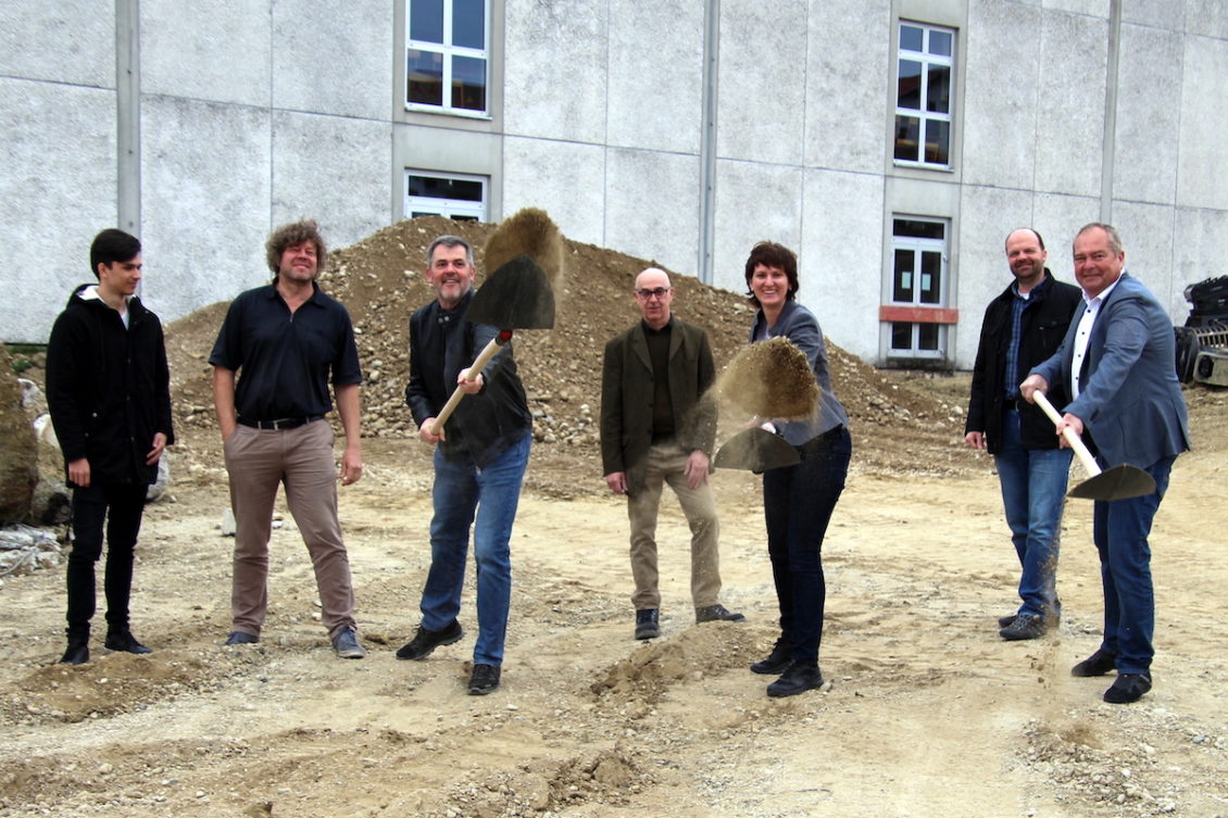 ymbolischer Spatenstich mit der Schaufel