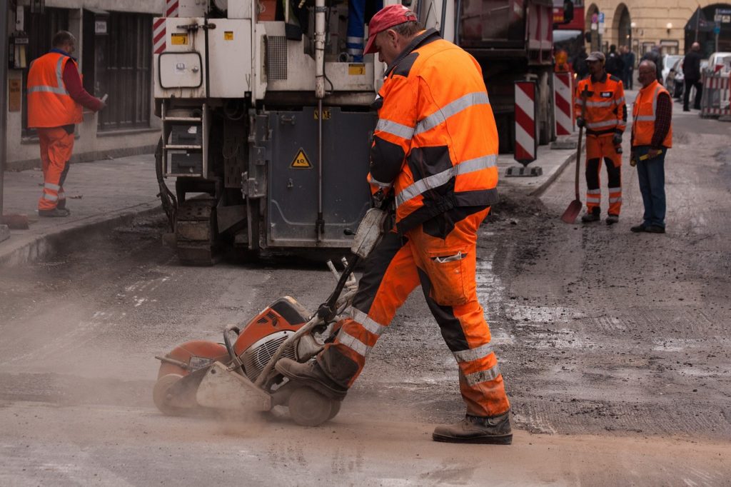 Der Straßenbau in Mais ist nahezu fertig. Im unteren Bereich fehlt noch die Deckschicht, da dort zunächst eine Drainage zur Entwässerung gelegt werden musste.