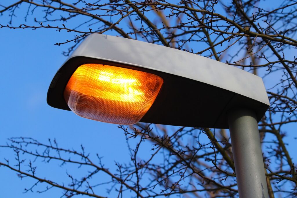 Der Marktgemeinderat will sich nun zunächst die Liste der Sanierungsarbeiten und der umzurüstenden Lampen im Detail ansehen. Ein Beschluss soll in einer der nächsten Sitzungen gefasst werden. 