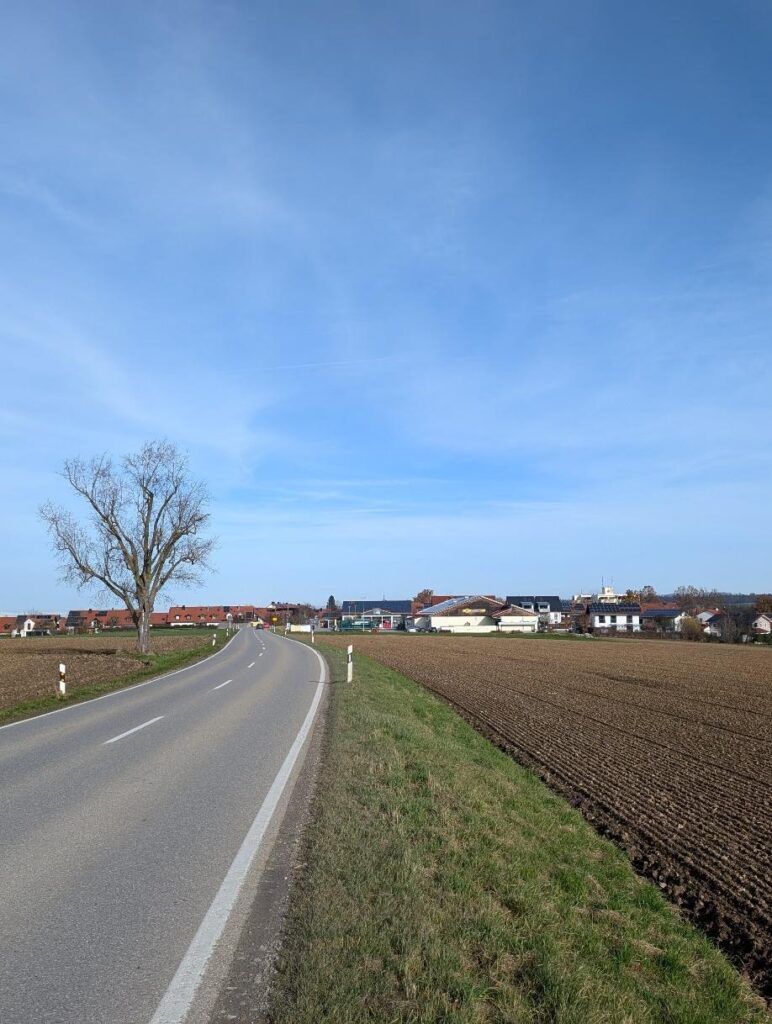 In der Gemeinderatssitzung vom 17. März 2026 wurde der aktuelle Stand zur Vorplanung des Baugebiets „Steinlandstraße III“ vorgestellt. Der Entwurf dient als Rahmenkonzept und zeigt auf, welche Entwicklungsmöglichkeiten grundsätzlich bestehen. Besonders im Fokus standen Fragen zur Erschließung, zur künftigen Bebauung sowie zur verkehrlichen Anbindung.